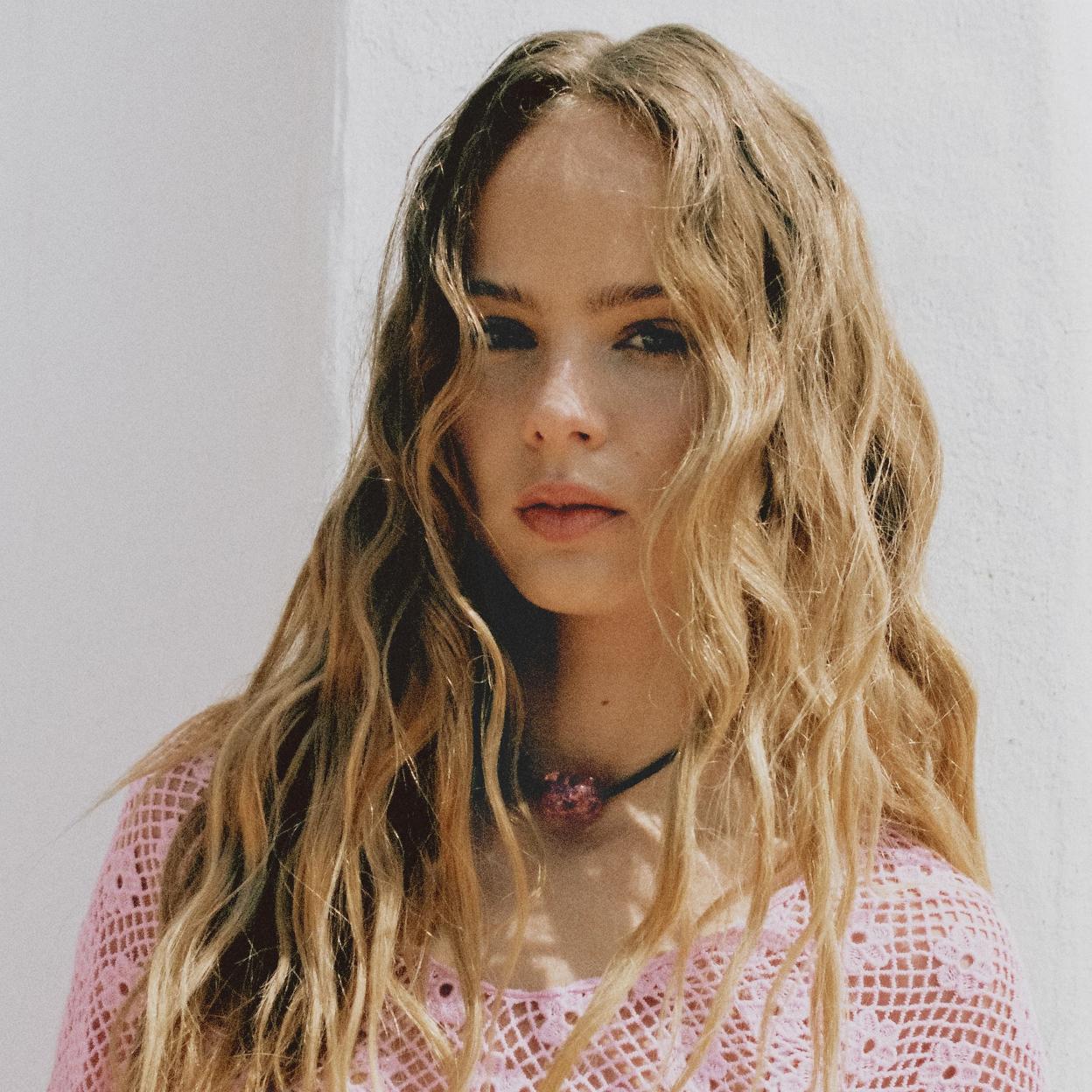 Tres usos del aceite capilar en verano que mantienen el pelo fuerte y sin encrespamiento