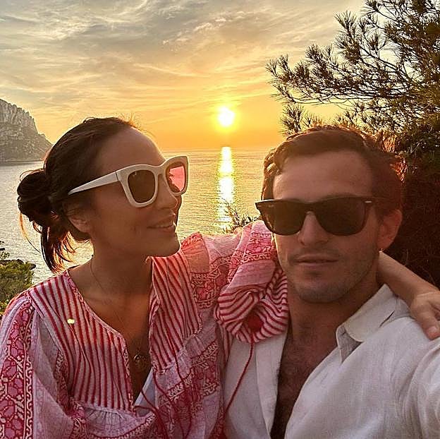 Tamara Falco e Iñigo Onieva, disfrurando de una puesta de sol ibicenca. 