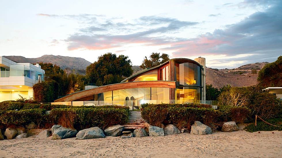 La casa Segel de Malibú, diseñada por el arquitecto John Lautner, es la residencia de Jamie McCourt, ex embajadora de los Estados Unidos en Francia, filántropa y propietaria del equipo de béisbol Los Dodgers de Los Ángeles.