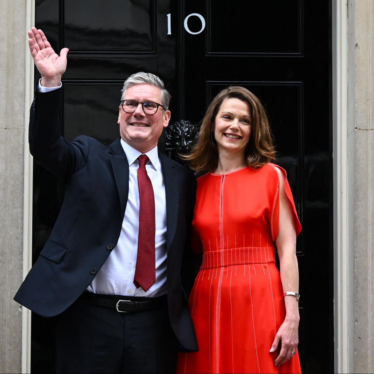 Keir y Victoria Starmer a las puertas del 10 de Downing Street. 