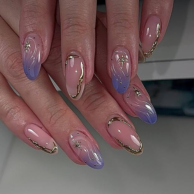 Uñas en 3D con estrellas y detalles dorados