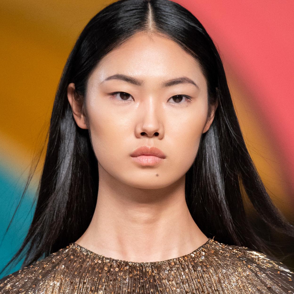 Una modelo asiática con la piel perfecta.