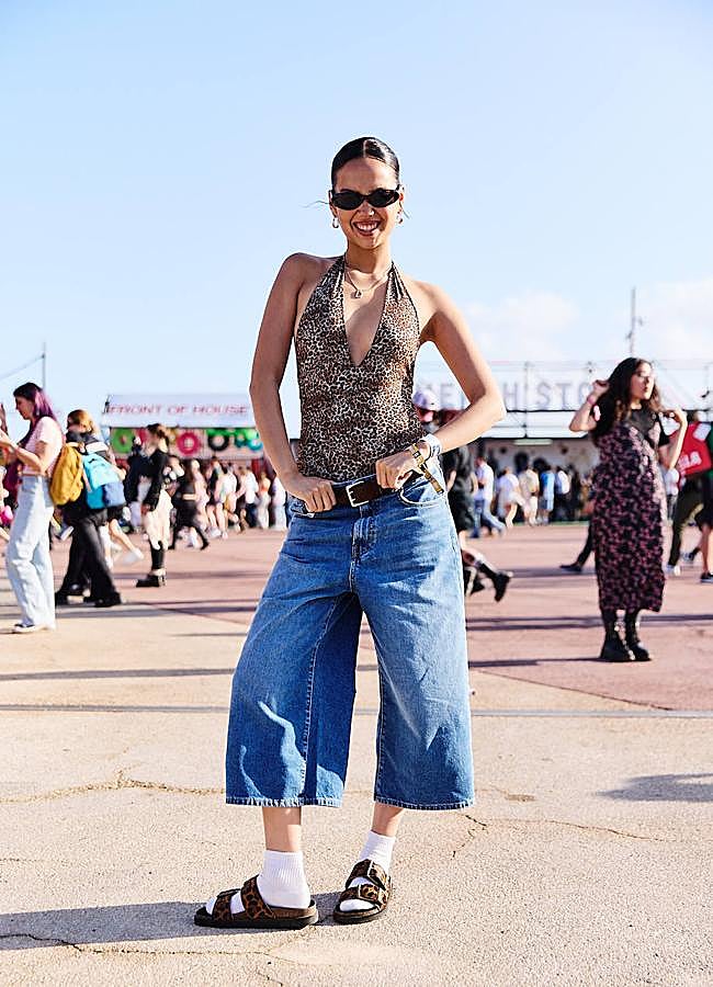 Imagen - Dolma lisa con look en el que el leopardo y las sandalias con calcetines son protagonistas.