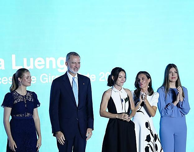 La familia real entrega el premio a Vicky Luengo.
