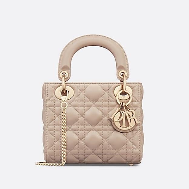 El bolso Mini Lady Dior en beige empolvado que ha llevado la reina Camilla.