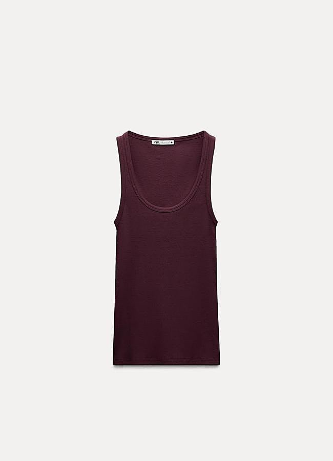 Imagen - Camiseta de tirantes burdeos de Zara, 8,95 euros.
