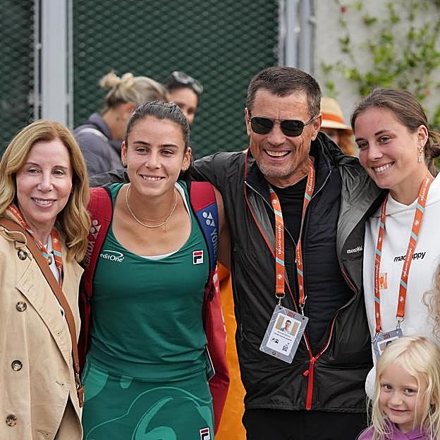 Emma Navarro, con sus padres y hermana. 