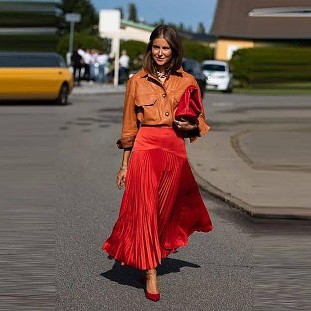 Faldas rojas, la prenda de moda que más favorece según el street style