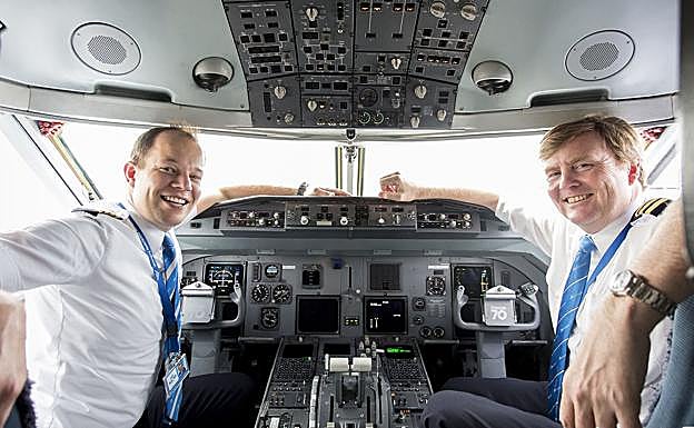 El rey Guillermo Alejandro de Holanda pilotando un avión. 