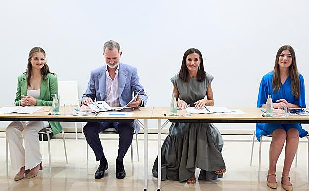 La familia real escuchó testimonios en todas las posiciones: de pie, en el jardín, en un patio de butacas y también en este formato estudiantil, con pupitres. 