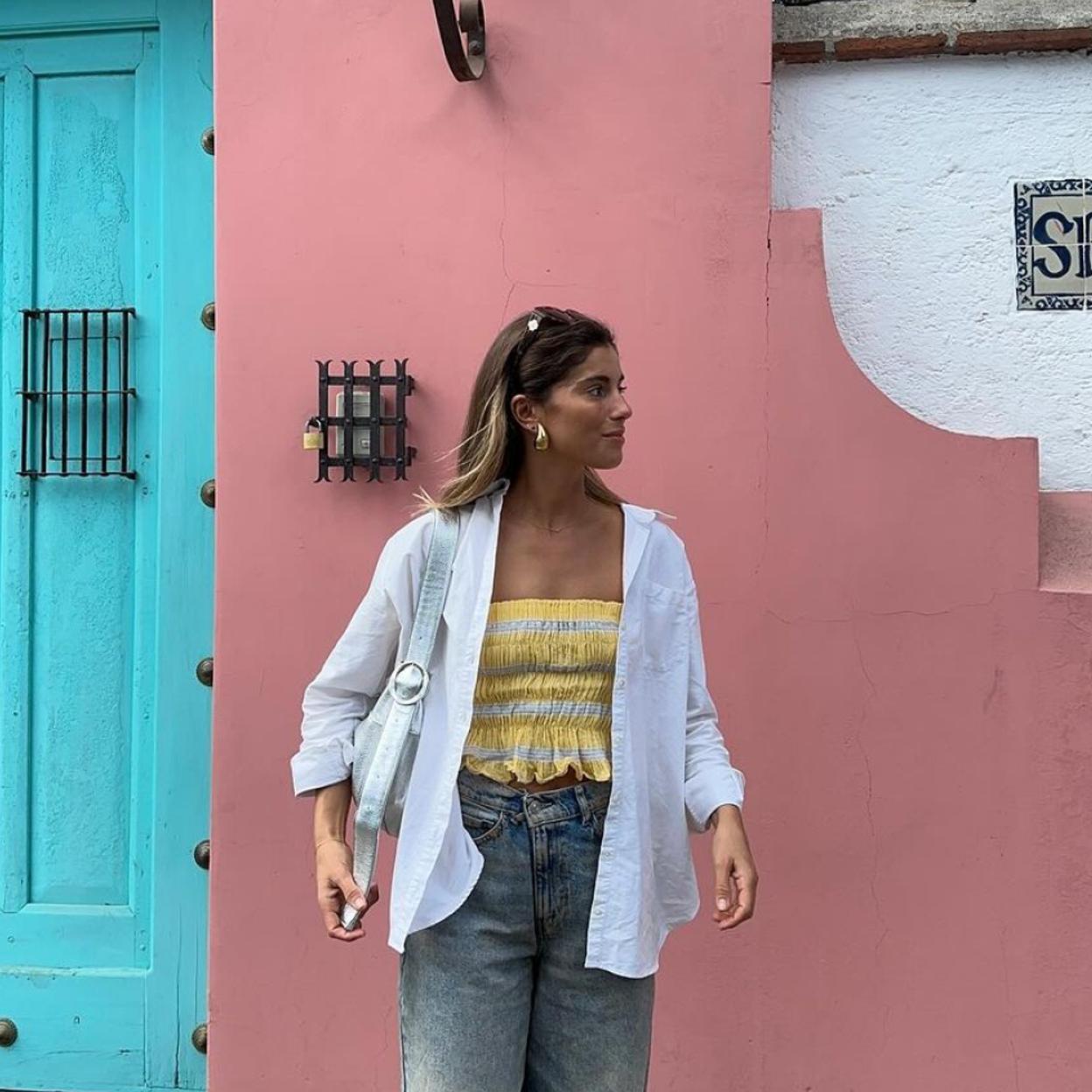 Los mejores tops palabra de honor para lucir con bermudas