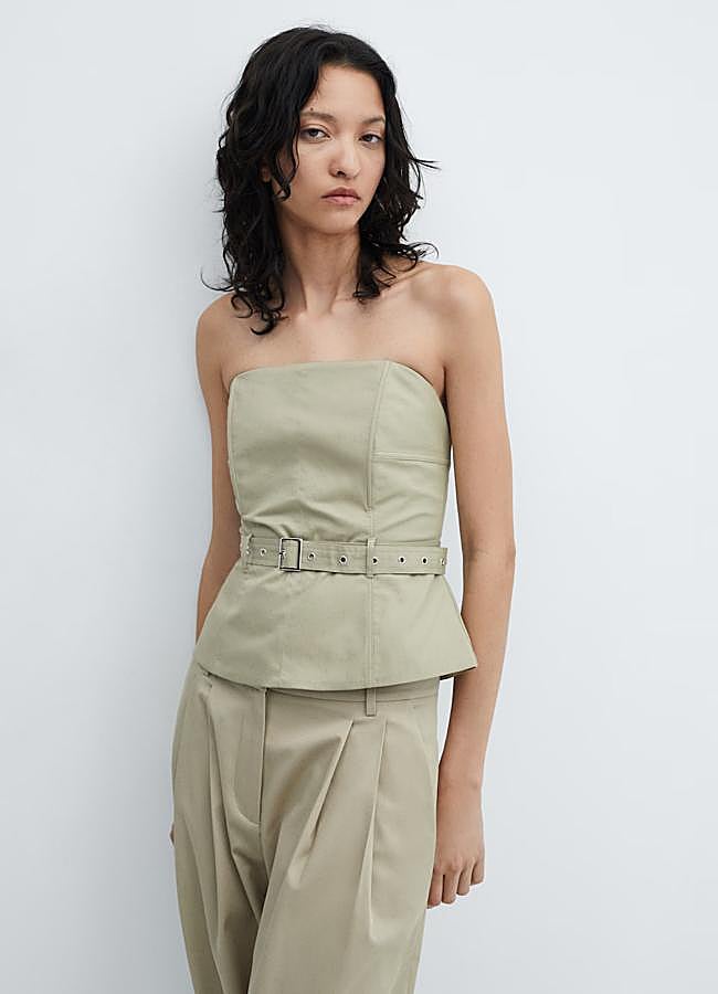 Imagen - Top palabra de honor estilo cargo de Mango.