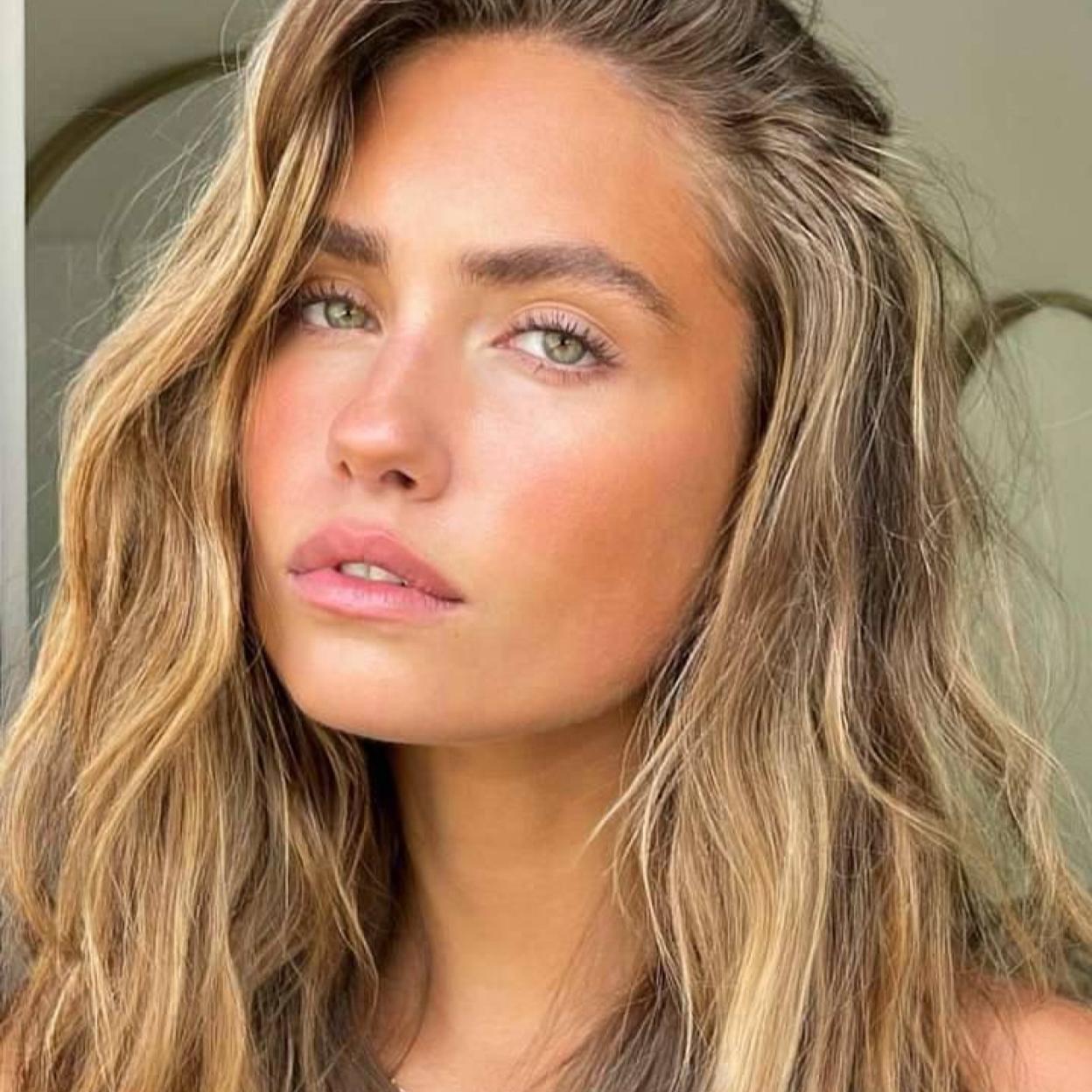 Influencer con piel luminosa y sin manchas