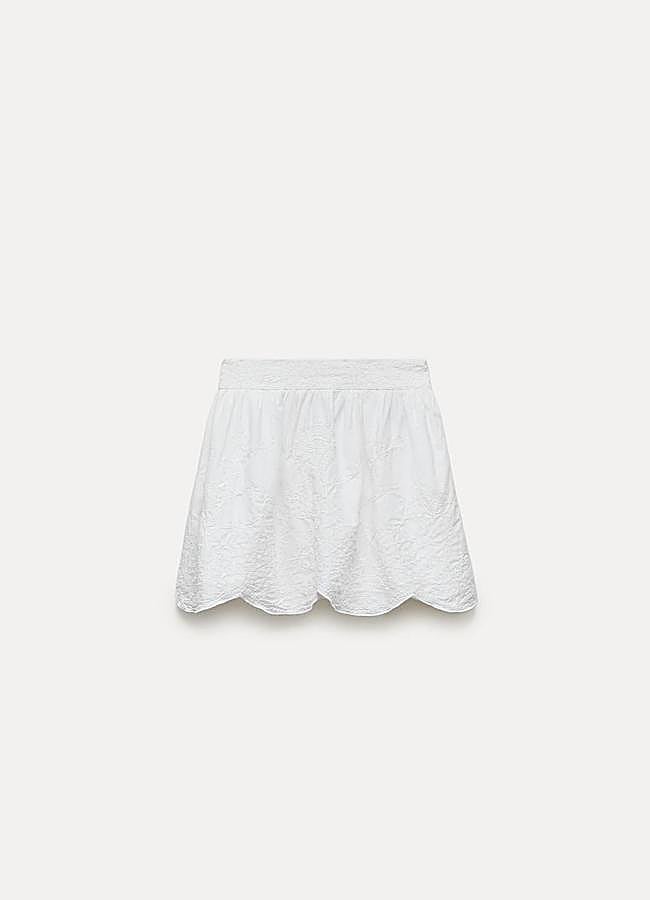 Imagen - Falda mini blanca amplia de Zara, 12,99 euros.