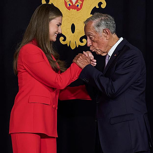 Uno de los besos que intercambiaron el presidente de Portugal y la princesa Leonor. 