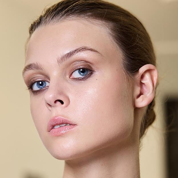 Así es la base de maquillaje en barra que puedes usar a modo de iluminador y corrector