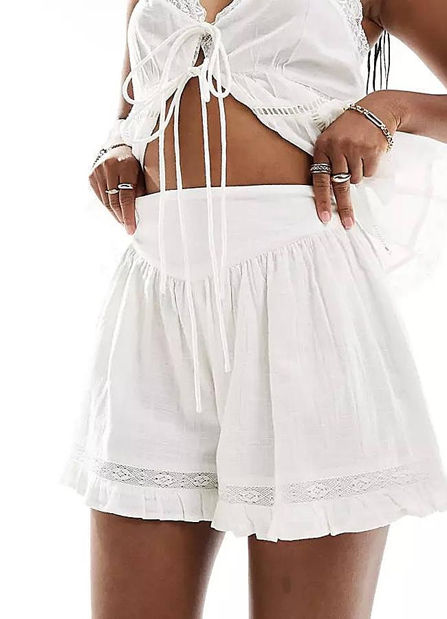 Imagen - Bermudas blancas con bajo acabado en volantes