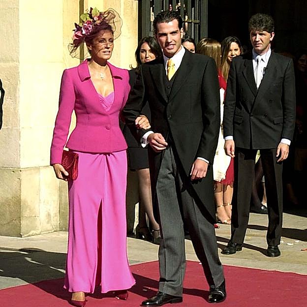 Carmina Ordóñez, madrina de su hijo Cayetano Rivera, en su boda con Blanca Romero. 