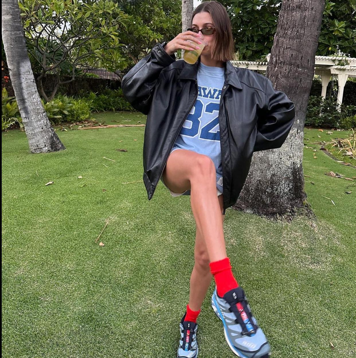 Hailey Bieber con unas deportivas Salomon