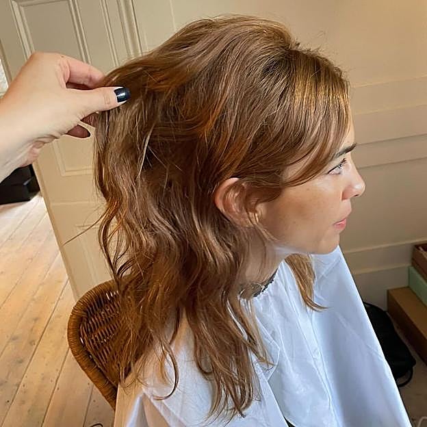 Alexa Chung con su nueva melena en el tono strawberry blonde.