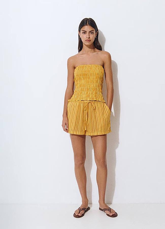 Imagen - Conjunto de rayas amarillo con top palabra de honor y shorts