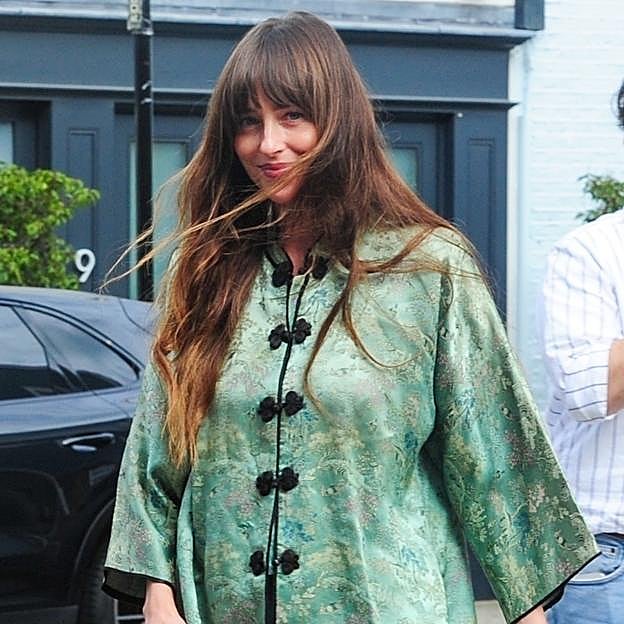 Sabemos dónde encontrar la versión low cost de las merceditas favoritas de Dakota Johnson y de las chicas más estilosas para entretiempo