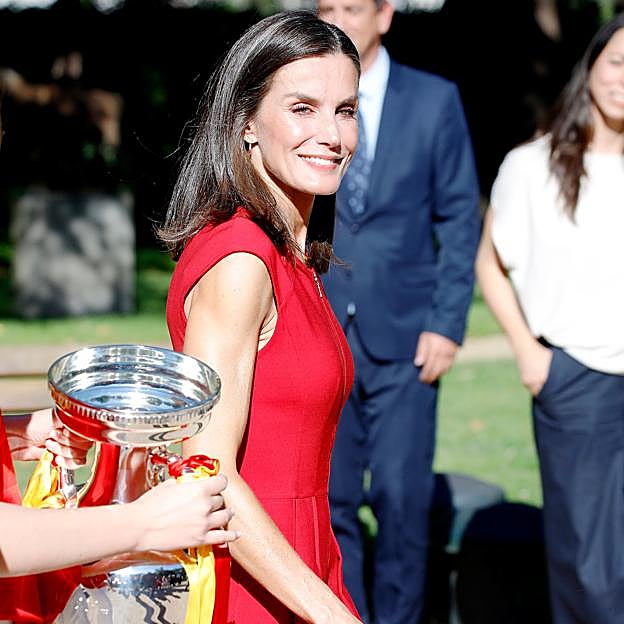 Lo que no se vio de Letizia en la recepción a La Roja: un beso sorpresa, la camiseta de Morata y dos looks repetidos
