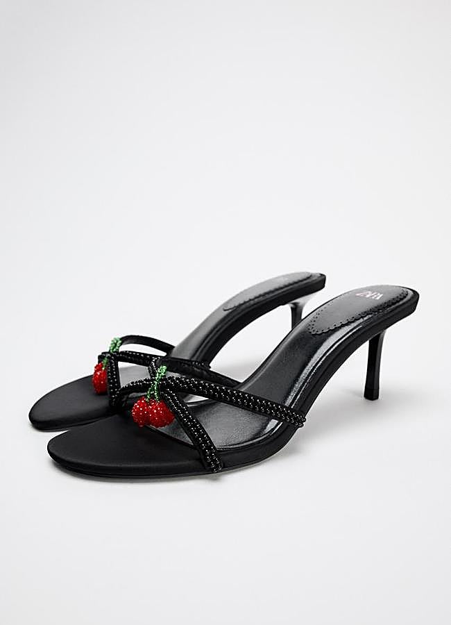 Imagen - Sandalias de tacón con detalle de cerezas de Zara.