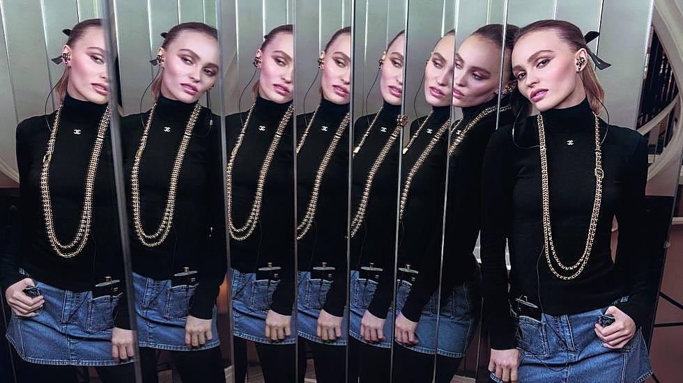 Lila Moss con el collar de cascos de Chanel.