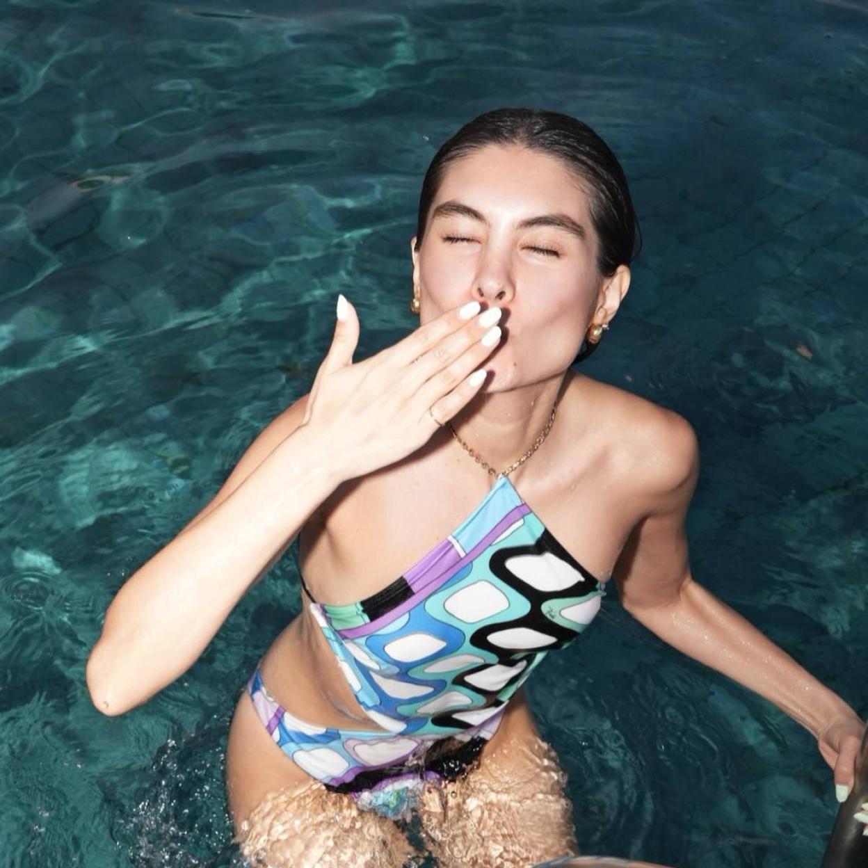 Influencer con manicura de verano