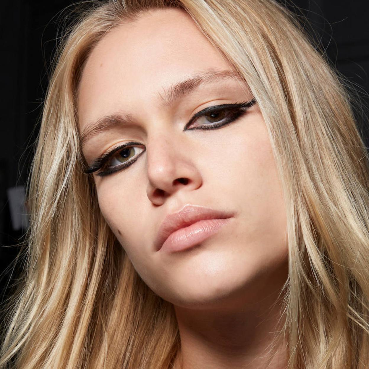 Modelo con eyeliner negro