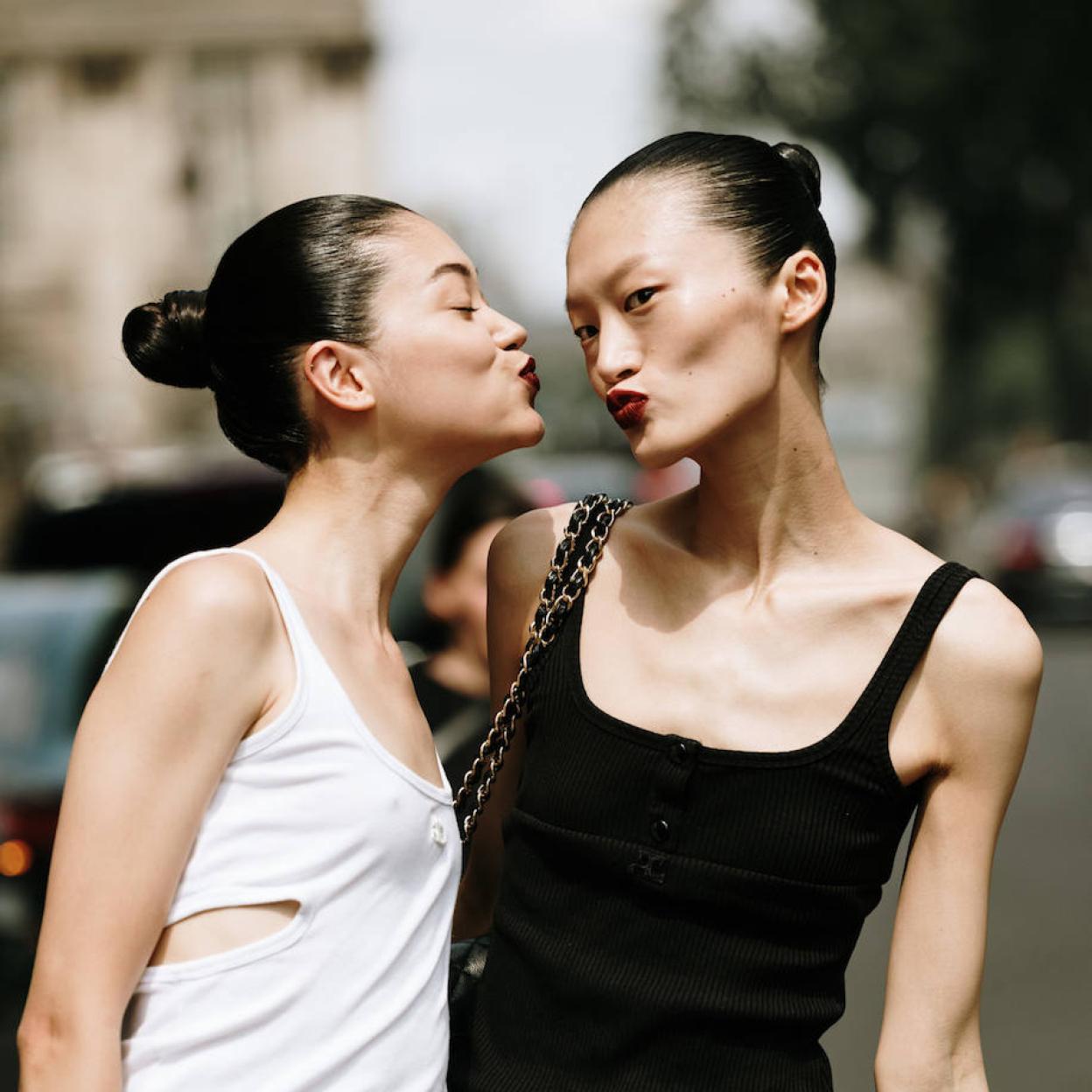 Modelos con labios pintados