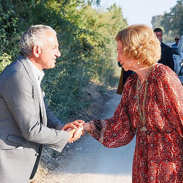 El look bohemio y elegante de doña Sofía en Atapuerca: vestido tipo caftán, alpargatas y bolso rústico