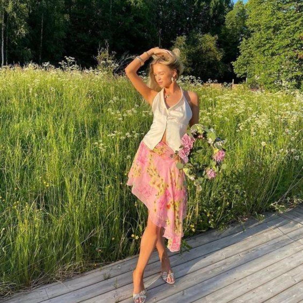 Influencer con faldas asimétrica