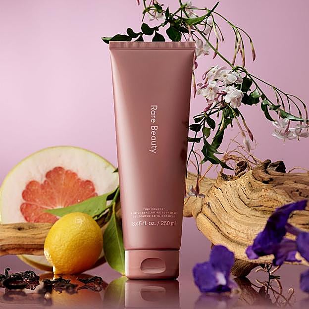 Este es el gel de ducha exfoliante de Rare Beauty.