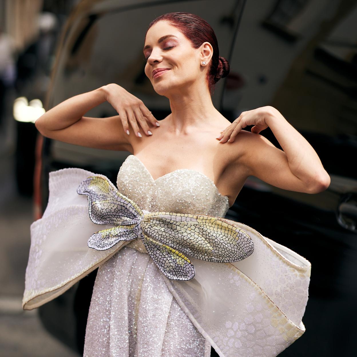 Entre las tendencias de uñas para verano 2024, la manicura efecto blooming es una de las favoritas.