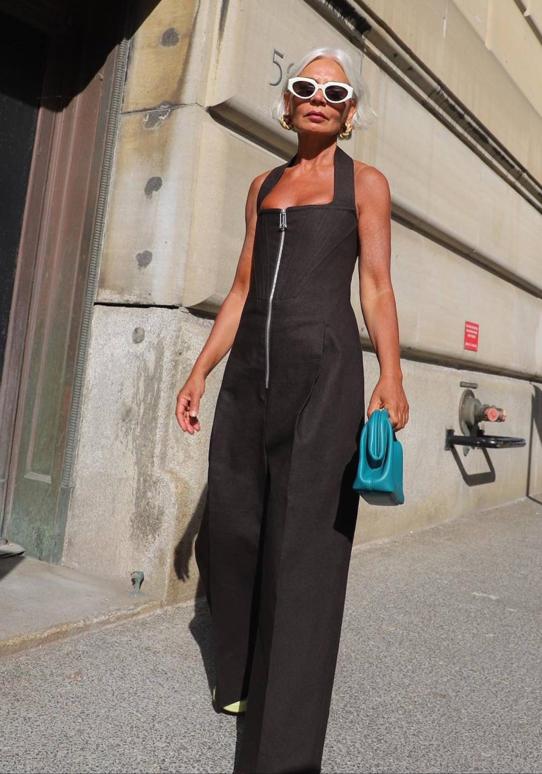 Influencer mayor de 50 con mono largo