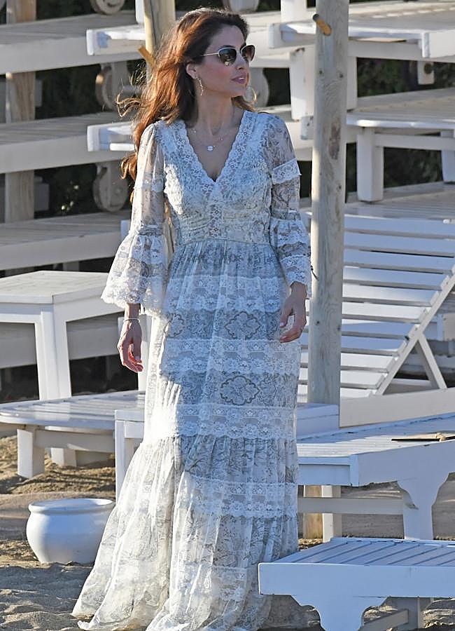 Imagen - Paloma Cuevas con vestido blanco de estilo boho en Marbella. / GTRES