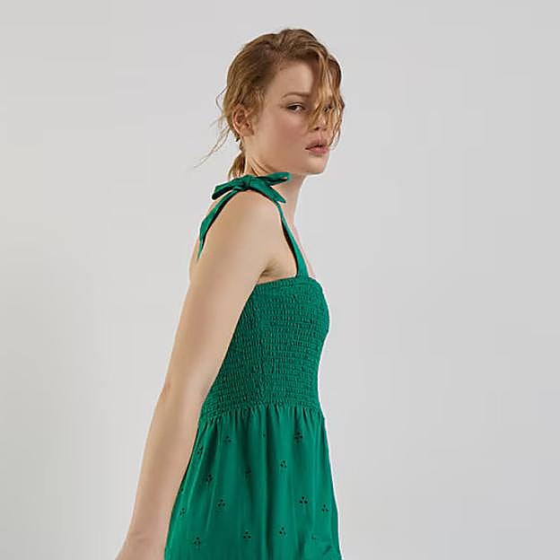 El vestido midi con bordados que comprarás en las segundas rebajas de El Corte Inglés