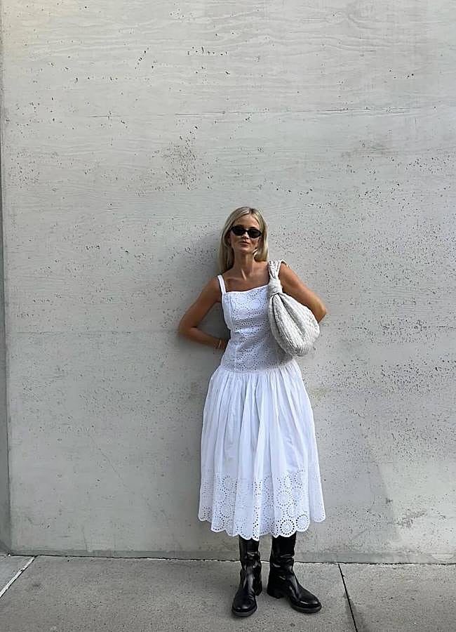 Imagen - Look de verano con botas y vestido blanco bordado/@josefinehj