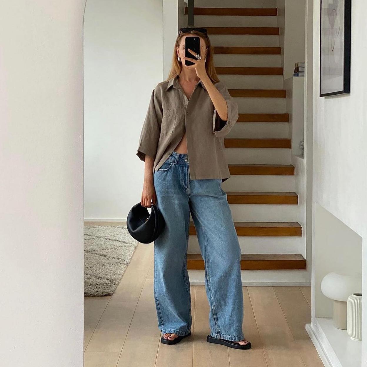 Influencer con look básico