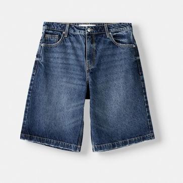 Imagen secundaria 1 - Camiseta negra de Massimo Dutti (25,95 euros), bermudas vaqueras de Bershka (22,99 euros) y bailarinas de rejilla de Bryan Stepwise (50,35 euros en Krack).