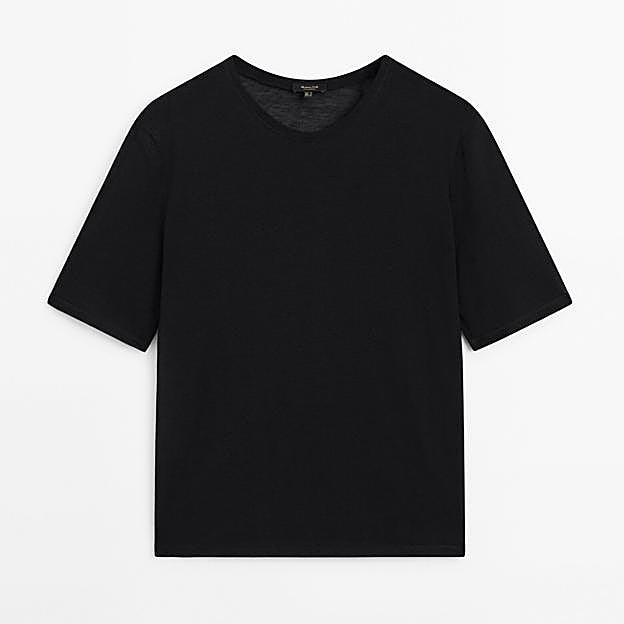Imagen principal - Camiseta negra de Massimo Dutti (25,95 euros), bermudas vaqueras de Bershka (22,99 euros) y bailarinas de rejilla de Bryan Stepwise (50,35 euros en Krack).