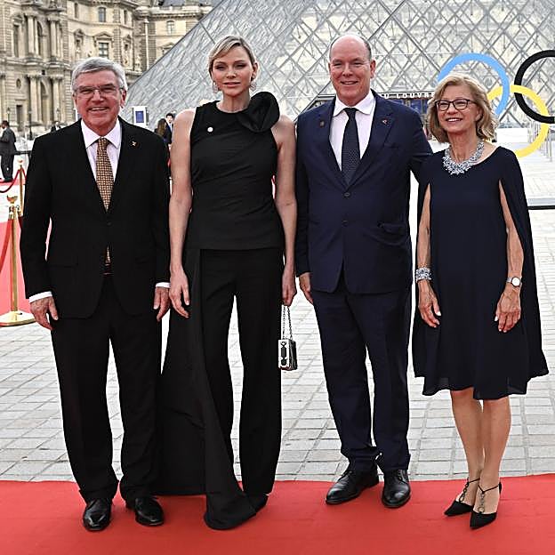 Alberto y Charlene de Mónaco fueron recibidos por el presidente del COI y su esposa en el Louvre, donde se celebró la cena de bienvenida. 