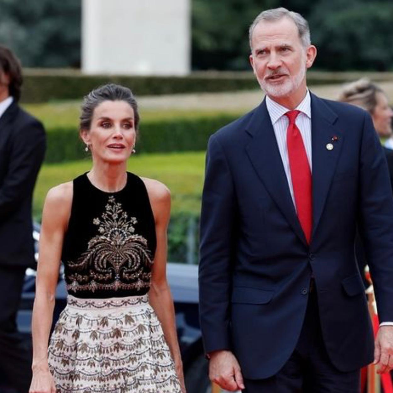 Los reyes Felipe y Letizia, a su llegada a la cena del Comité Olímpico Internacional que se celebró en el Louvre de París. 