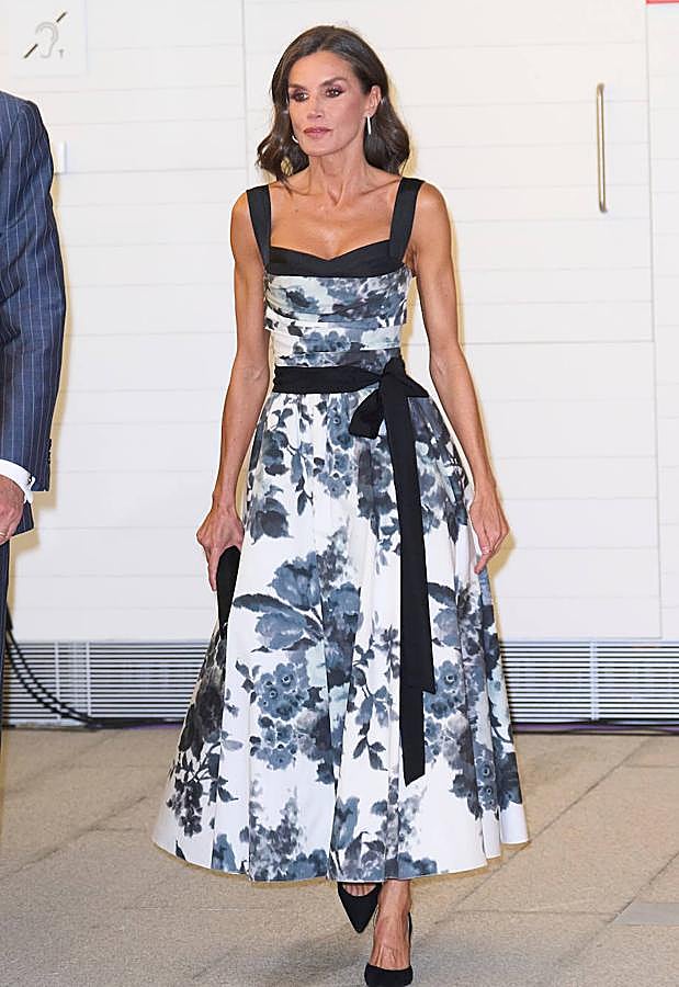 Imagen - La reina Letizia el año pasado con el vestido de Carolina Herrera que ha repetido en París. / LIMITED PICTURES