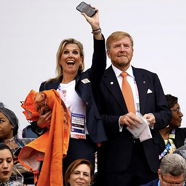 Los reyes Máxima y Guillermo, entusiasmados al paso de la delegación de Países Bajos. 