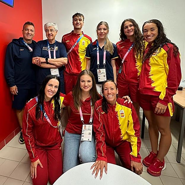 Leonor y Sofía con el equipo olímpico de natación español.