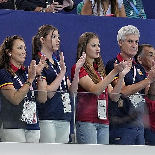 La princesa Leonor y la infanta Sofía animando al aquipo de waterpolo.