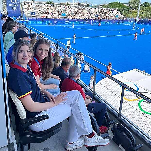 Leonor y Sofía viendo el partido de hockey.